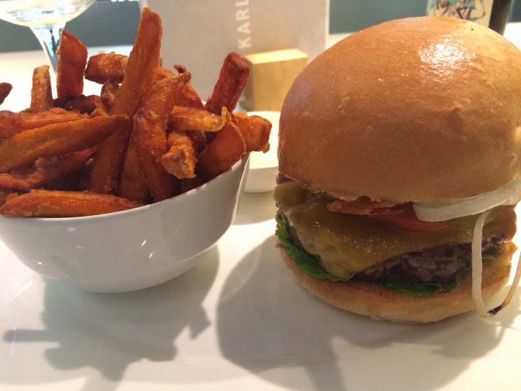 Burger No. 3 - BBQ Burger mit Sweet Potatoe Fries bei Karl Hermanns in Köln