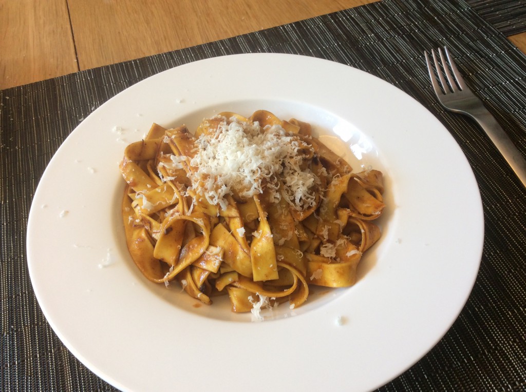 Parpadelle mit Kalbsragout und Parmesan