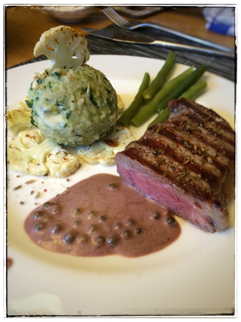 Rumpsteak mit Ziegenkäse-Rotweinsosse und Spinatknoedel mit geröstetem Blumenkohl