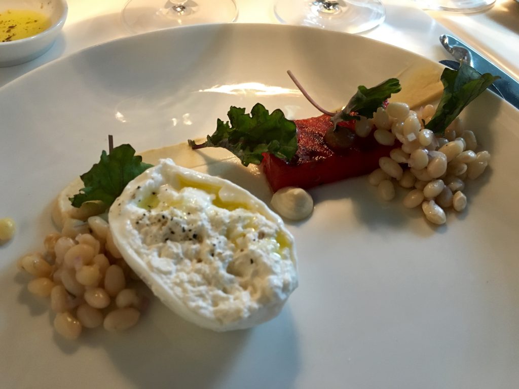 Burratta mit Bohnen, Minze und gegrillter Olive