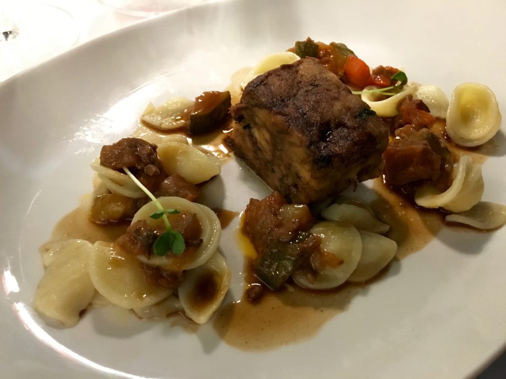 Geschmorte Kaninchenkeule,  Lorbeer, Schwarze Oliven und Orecchiette