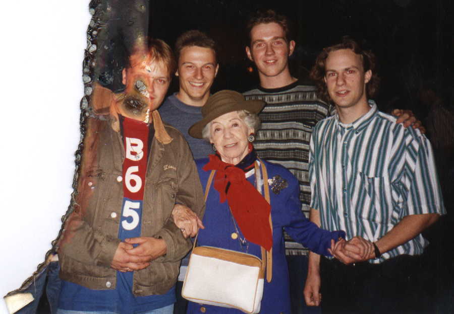 Mit Inge Meysel 1996 vorm verhllten "Reichstag", das Foto wurde beim Reichstagsbrand 1933 fast zerstrt.